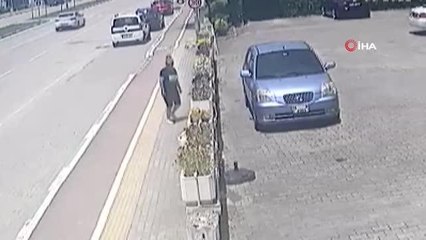 Yok böyle talihsiz sürücü... Aracı çekiciye yüklenirken yere bıraktığı çantaları böyle çalındı