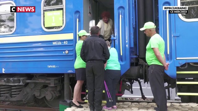 Guerre en Ukraine : leurs maisons détruites, des Ukrainiens se réfugient dans un train