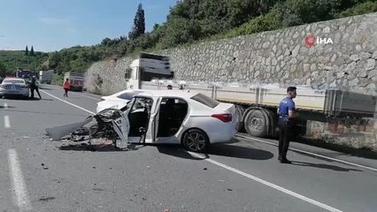Tırla kafa kafaya çarpışan otomobil paramparça oldu