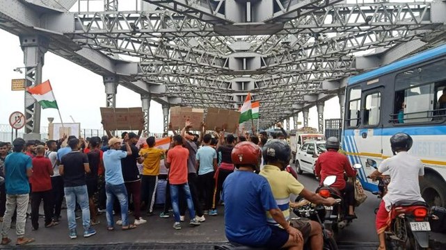 Agnipath scheme protest reaches Bengal, protesters come out on street in Howrah