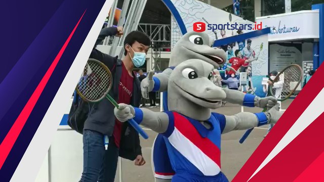 Penonton Antusias Swafoto Bareng Maskot Indonesia Open 2022 di Istora Senayan