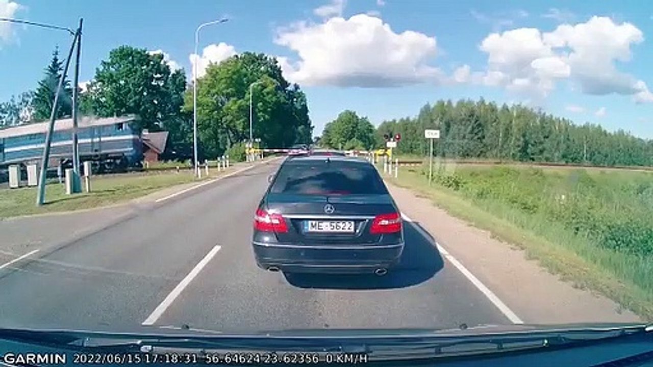 Lettonie: Une voiture arrive trop vite à un passage à niveau et fonce dans un train
