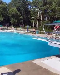 Cette fille a perdu quelque chose en sautant dans la piscine