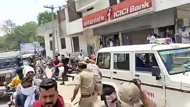 अग्निपथ योजना: विरोध-प्रदर्शन कर रहे युवाओं को पुलिस ने लाठी फटकार खदेड़ा