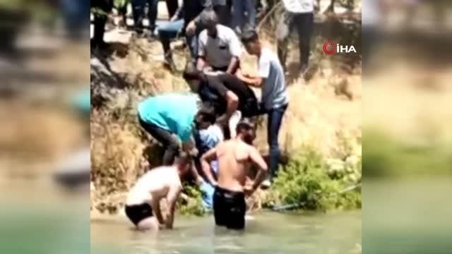 Halfeti gezisi facia ile son buldu... Dengesini kaybeden üniversite öğrencisi köprüden suya düştü