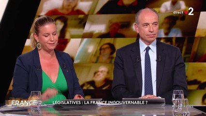 Mathilde Panot s'écharpe avec Philippe Ballard, porte-parole du RN, sur le plateau de l'émission France 2022 sur France 2