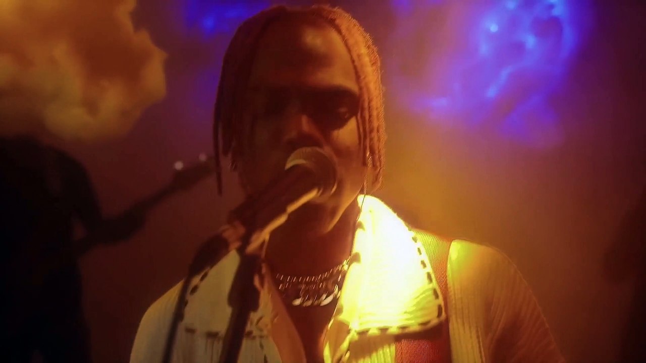 CKay chante ses tubes "Love Nwantiti" et "Emiliana" en live