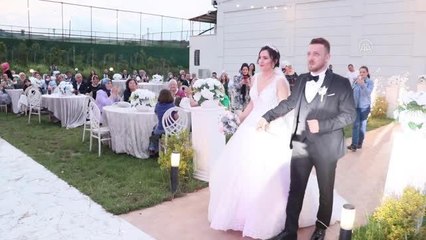 Hayvansever çift düğünlerinde sokak hayvanlarını unutmadı