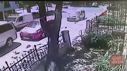 Devrilen ağacın altında kalmaktan saniyelerle kurtuldu