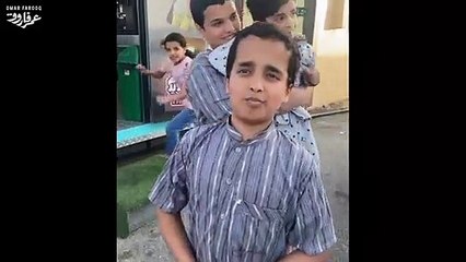 عمرو فاروق ينبهر بكرم بائع سعودي صغير ويهديه هدية قيمة