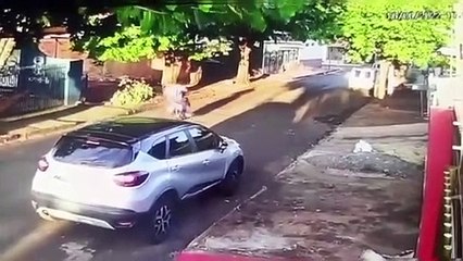 Condutor sofre quatro acidentes em menos de 10 minutos e deixa moto 'lavada' em sangue