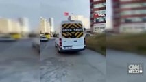 Kaldırımda ilerleyen personel servisinin önüne atlayıp tepki gösterdi