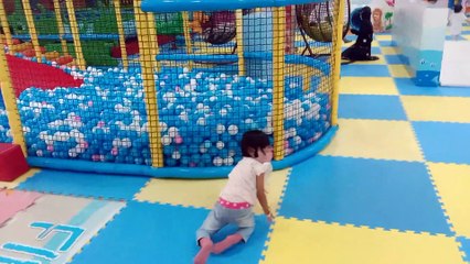 Bermain di taman anak anak  kidzona