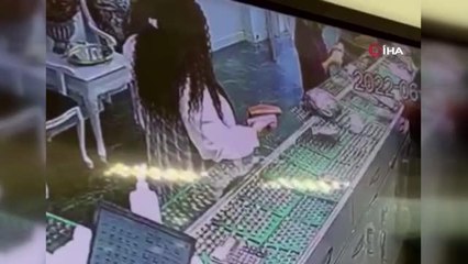 Çekmeköy'de spa merkezinde işe başlayan şahıs, ikinci iş gününde altın bileklik çaldı