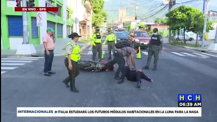 ¡Camioneta se pasa semáforo en rojo y "levanta" a motociclista en SPS!