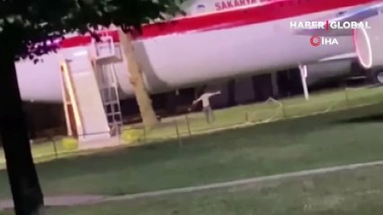 Bu da yaşandı: Bir vatandaş daha uçamıyorsun diyerek uçakla kavga etti