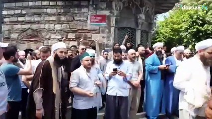 Sarıklı cüppeli bir grup İstanbul Üniversitesi'ndeki pikniği bastı