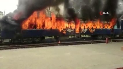 Hindistan'da askerlik reformuna karşı tepkiler büyüyorTren vagonları ateşe verildi