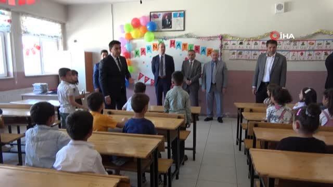 Önce karne aldılar, sonra doyasıya halay çektiler
