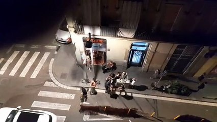 Los clientes de un bar del Poble-sec gritando y cantando