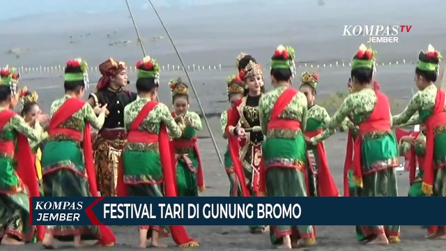Suku Tengger Gelar Festival Tari di Lautan Pasir Gunung Bromo
