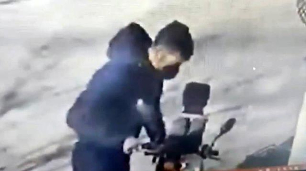 Elektrikli bisiklet hırsızını taktığı maske de kurtaramadı...Hırsızlık anı kamerada