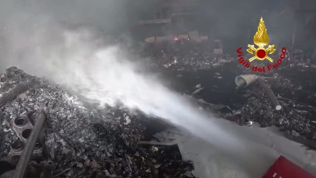 Roma, incendio Malagrotta: prosegue lo spegnimento dei focolai attivi