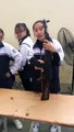 Au Vietnam les collégiens apprennent à démonter et remonter des fusils AK47