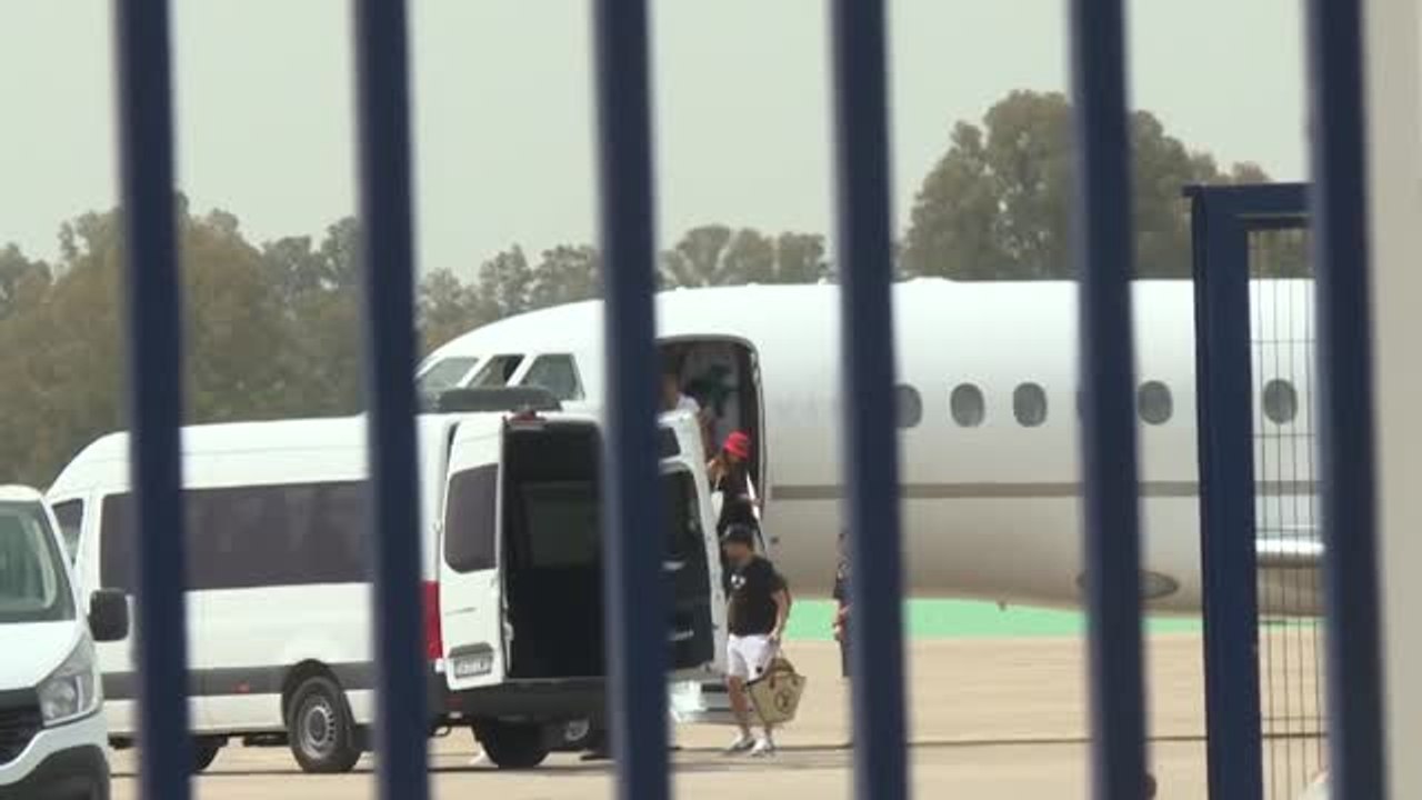 Messi aterriza en Sevilla para la boda de Jordi Alba