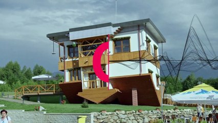 Dizzying new upside down house draws crowds
