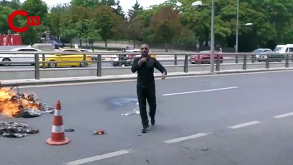 Meclis'in önünde çekçekini yaktı: 'Mazota zam, her şeye zam; nedir bu abi?'