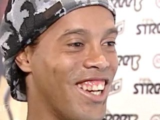 RONALDINHO joue à FIFA STREET 3