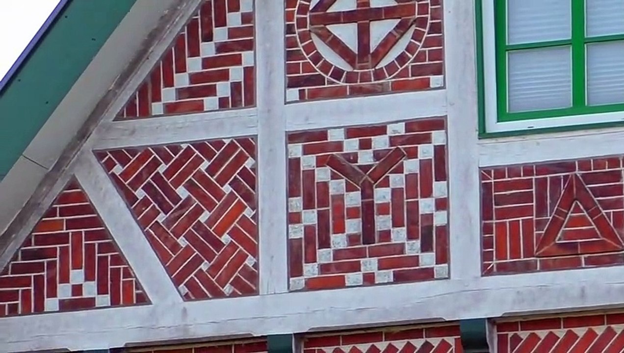 # Volkslehrer : Hier eine scharfe Aufnahme des Altländer Prunkgiebels.