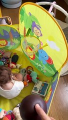 Η μικρή Αριάνα παίζει μπάσκετ με τον μπαμπά της... 