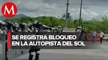 En Guerrero, padres y estudiantes bloquean autopista del sol