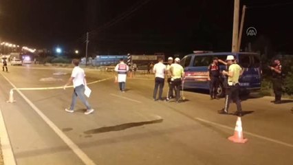 Kamyonla çarpışan motosikletteki kadın ile kızı öldü, kocası yaralandı