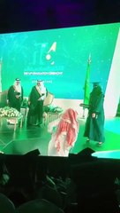 أمير يعانق وأب يمشي بلهفة رغم الإعاقة.. تعرَّف على قصة هذا الفيديو