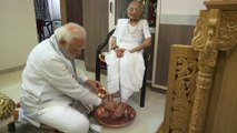 PM Modi की मां Heeraben से मुलाकात की तस्वीरें आईं सामने, पैर पखारे और लिया आशीर्वाद