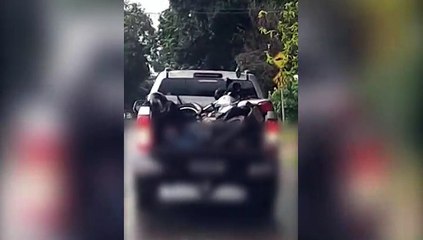 Carona diferente; motociclista é filmado sendo carregado por uma caminhonete