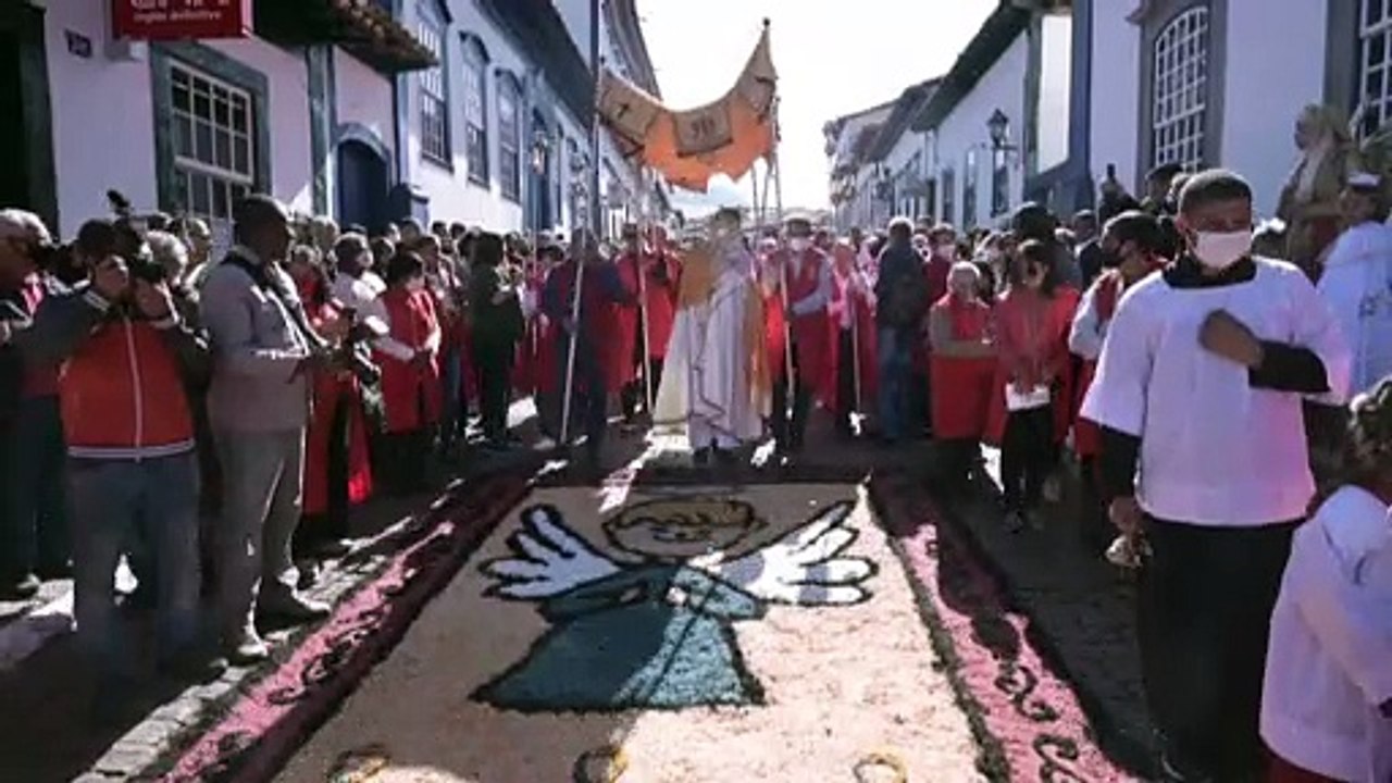 Teppiche aus Sägemehl und Kaffee: Fronleichnamsprozession in Brasilien