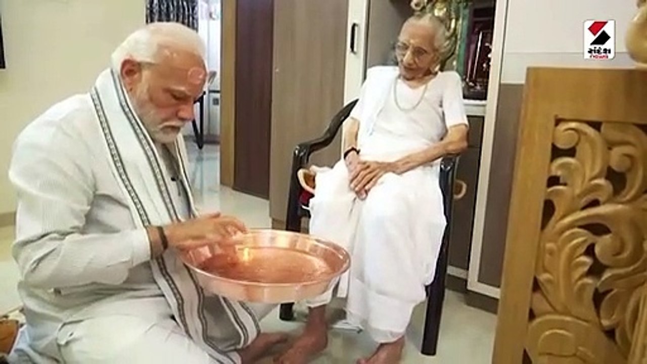 Video: PM મોદીએ માતા હીરાબાને સાલ ઓઢાડી લીધા આશ...