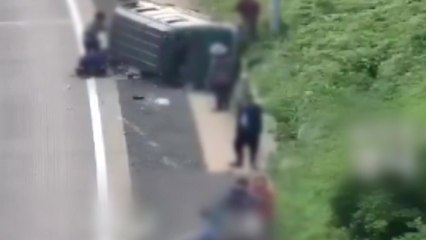 청주영덕고속도로에서 승합차 넘어져 4명 경상 / YTN