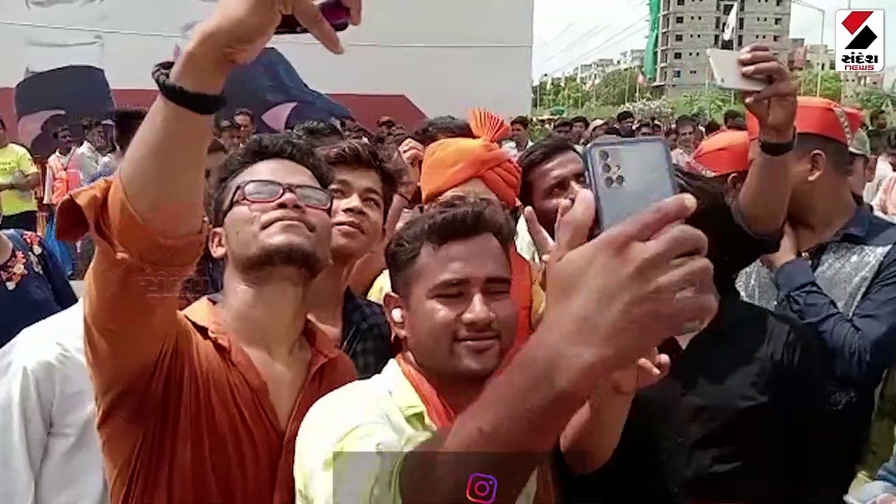 PM મોદીના હમશકલ સાથે ફોટા પડાવતા લોકો