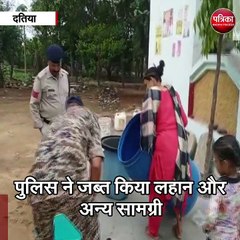 दतिया : हैंडपंप चलाकर निकाली 200 लीटर अवैध शराब