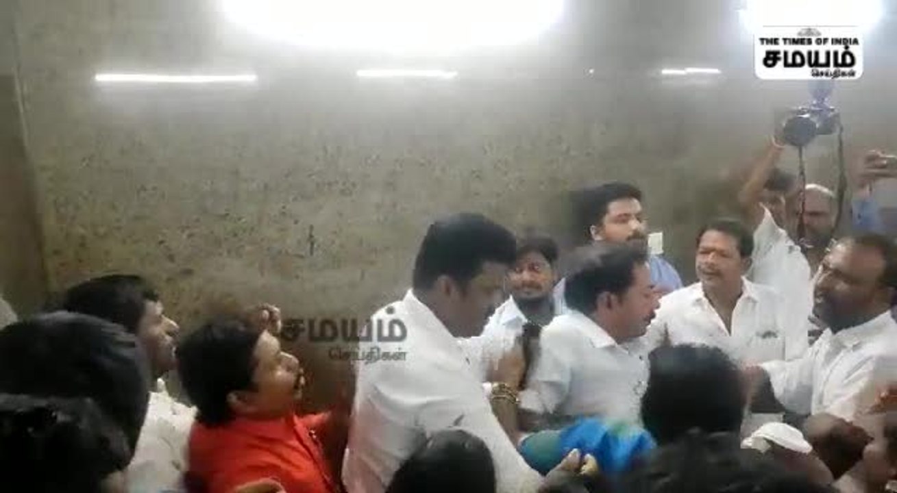 ஒற்றை தலைமை; வலுக்கும் மோதல்; அதிமுக நிர்வாகியின் வாய் உடைப்பு!
