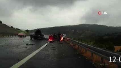 Son dakika! Otoyoldaki feci kaza araç kamerasına yansıdı: 1 kişinin öldü, 2 otomobil yandı