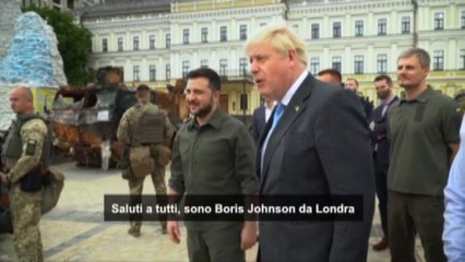 Johnson ai soldati a Kiev: "Bel lavoro i tank russi distrutti"