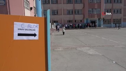 Öğrenciler içerde, veliler dışarda ter döktü