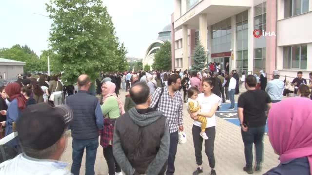 Eskişehir'de YKS heyecanı...Kimi koşarak geldiği okul kapısından son anda içeri girmeyi başardı, kimisi ise saniyelerle gecikince kapıda kaldı