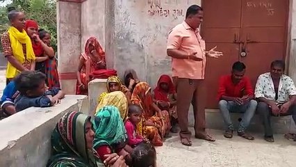 Gujarat Education system : आक्रोशित अभिभावकों ने लगाया कमरा विहीन स्कूल को ताला